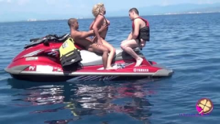 Immagine Amaporn e un trio in mezzo al mare con una bionda da urlo